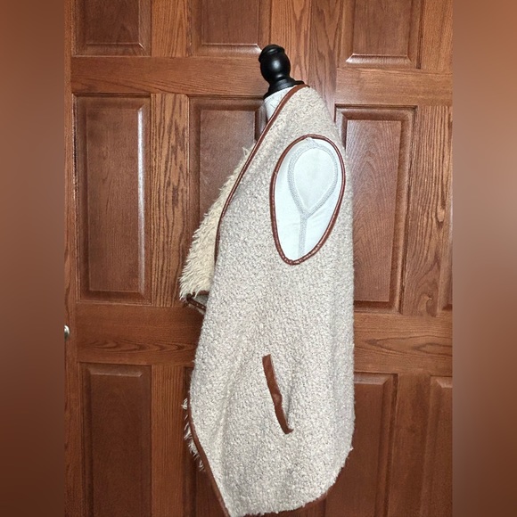 Soft Faux Fur Vest - Picture 2 of 7